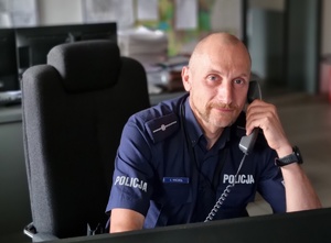Policjant Łukasz Wróbel.