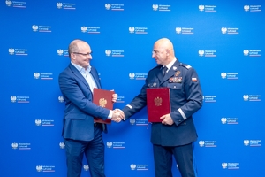 Wiceminister cyfryzacji Paweł Olszewski i zastępca Komendanta Głównego Policji nadinsp. dr Rafał Kochańczyk.