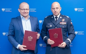 Wiceminister cyfryzacji Paweł Olszewski i zastępca Komendanta Głównego Policji nadinsp. dr Rafał Kochańczyk.
