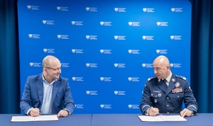 Wiceminister cyfryzacji Paweł Olszewski i zastępca Komendanta Głównego Policji nadinsp. dr Rafał Kochańczyk.
