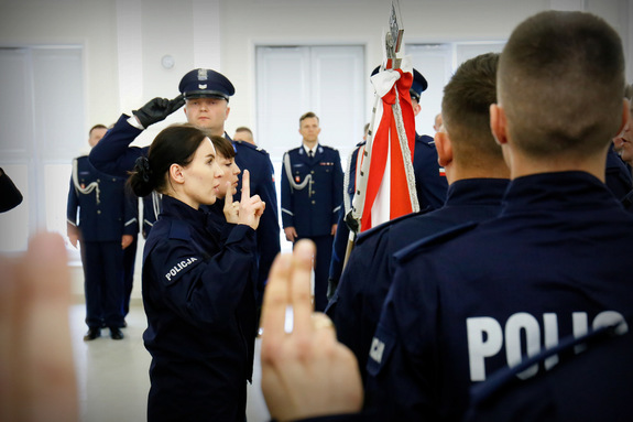 Młodzi policjanci ślubują na sztandar Komendy Wojewódzkiej Policji w Lublinie.