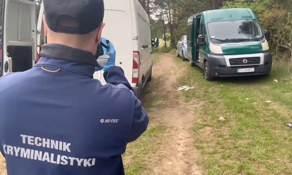Technik kryminalistyki wykonuje zdjęcie pojazdowi, którym poruszali się przestępy.