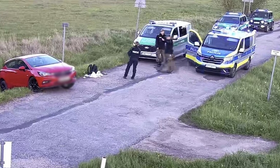 Miejsce zatrzymania mężczyzny. Samochód napastnika i radiowozy policji i straży granicznej na drodze.