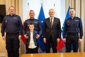 Na zdjęciu trzech umundurowanych policjantów oraz mężczyzna w stroju cywilnym i chłopiec.