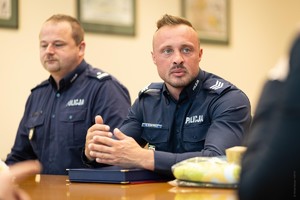 Na zdjęciu dwaj umundurowani policjanci.