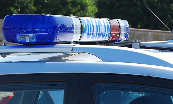 Napis Policja na sygnalizatorze świetlnym na dachu radiowozu policyjnego.