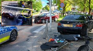 Zdjęcie przedstawia miejsce zdarzenia drogowego. Chodniku stoi uszkodzony pojazd osobowy.