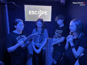 Trzy młode kobiety i młody mężczyzna we wnętrzu Escapetrucka.