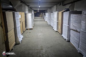 Skład nielegalnych papierosów znajdujących się w zapakowanych kartonach.