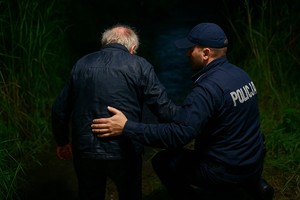 Policjant z odnalezionym seniorem.