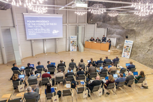 Zebrani na sali słuchacze podczas konferencji. - widok z góry.