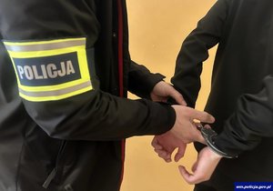 Na zdjęciu policjant z zatrzymanym mężczyzną.