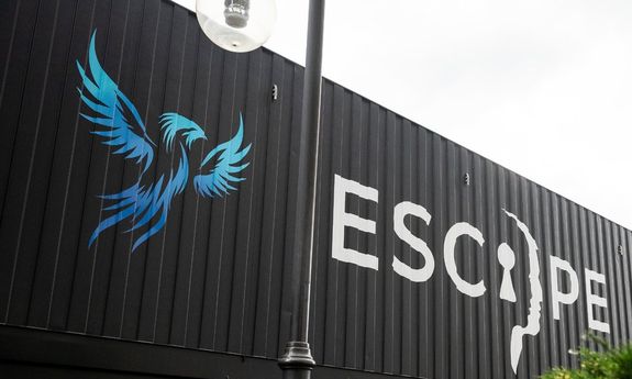 czarna boczna ściana &quot;escapetrucka&quot; z niebeskim ptakiem oraz napisem &quot;ESCiPE&quot;