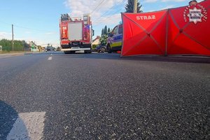 Miejsce wypadku drogowego. Pojazdy służb ratowniczych na miejscu wypadku.