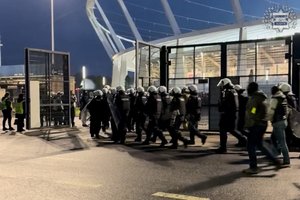 Policyjne oddziały przy stadionie.