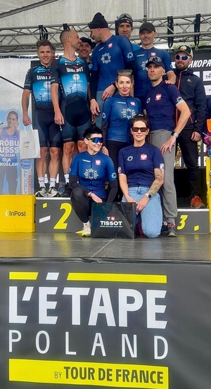 Zawodnicy pozują do zdjęcia stojąc na podium.