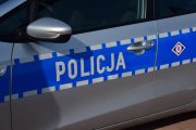 Napis Policja z boku radiowozu.