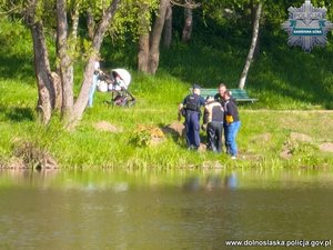 policjanci wyciągają mężczyznę z wody.