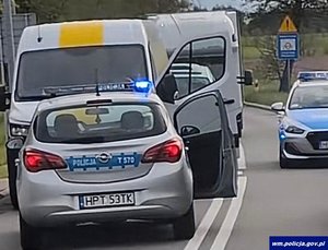 dwa radiowozy blokują kierowcę.