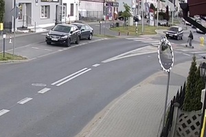Stopklatka z nagrania monitoringu przedstawia miejsce kolizji opisane w tekście. Samochód zjeżdżający z ronda i osoba na hulajnodze.