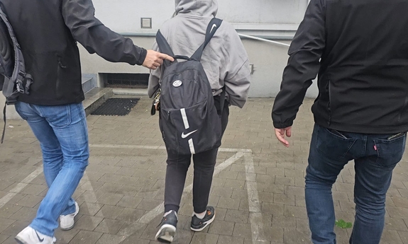Dwaj funkcjonariusze prowadzą odnalezioną dziewczynkę.