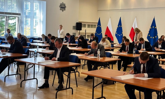 Kandydaci na biegłych policyjnych laboratoriów kryminalistycznych podczas egzaminu.