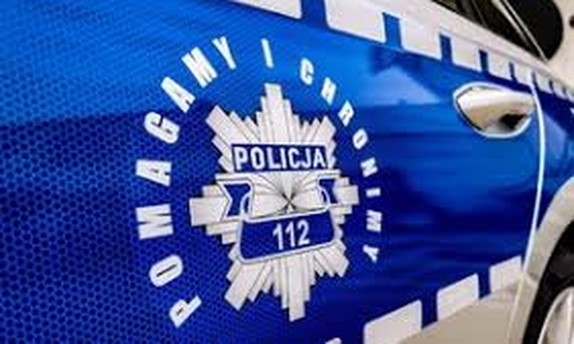 Logo Pomagamy i chronimy na drzwiach radiowozu policyjnego.