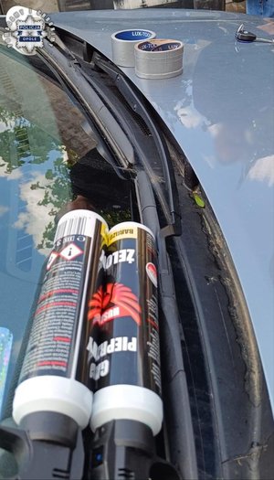 Na masce samochodu taśma klejąca i dwa pojemniki z gazem pieprzowym.