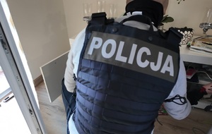 plecy policjanta.