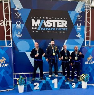 Na zdjęciu uczestnicy zawodów stoją na podium.