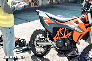 Policjant podczas oględzin motocykla.