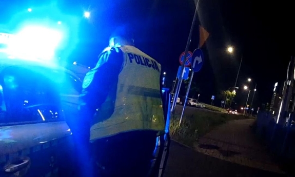 Policjant przy radiowozie.