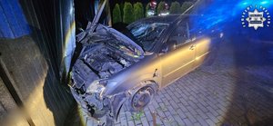 rozbity samochód po uderzeniu w ścianę.