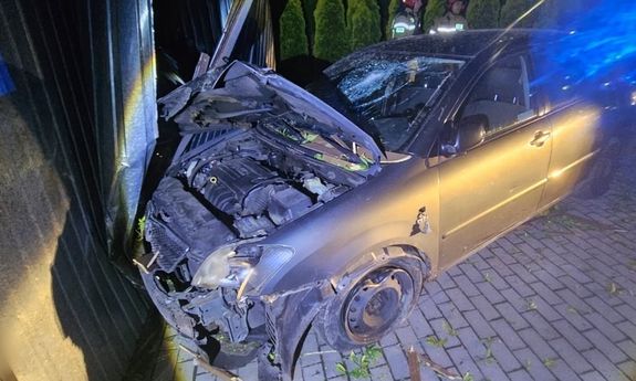 rozbity samochód na bramie garażowej.