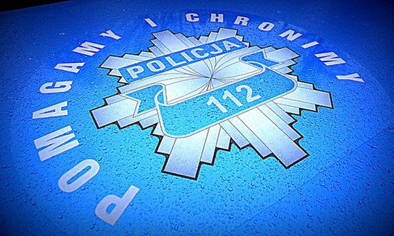 Logo Pomagamy i chronimy na masce radiowozu.