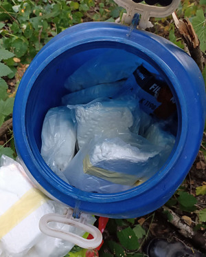 plastikowa beczka z narkotykami w środku.
