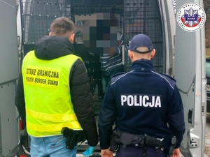 Policjant i funkcjonariusz Straży Granicznej.