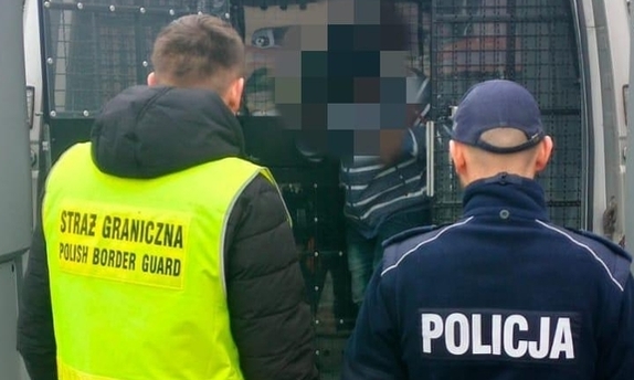 Policjant i funkcjonariusz Straży Granicznej.