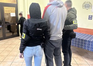policjanci z zatrzymanym.
