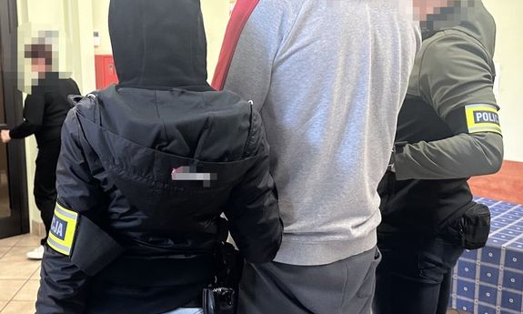 policjanci z zatrzymanym.