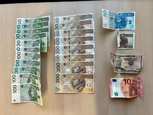 Zabezpieczone przez policjantów pieniądze.