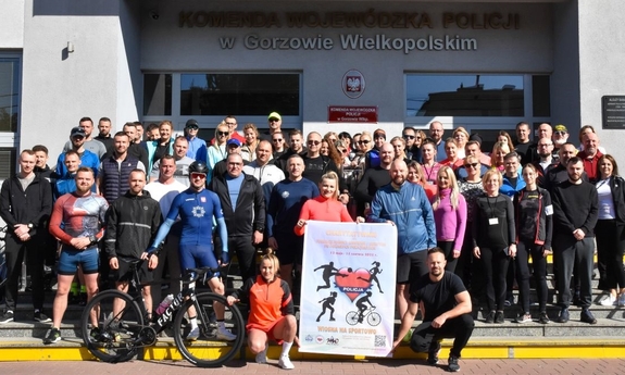 Uczestnicy biegu na zdjęciu grupowym.