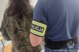 policjant z zatrzymanym.