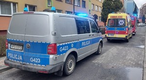 radiowóz, a za nim karetka.