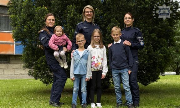 Zdjęcie grupowe policjantek z dziećmi.