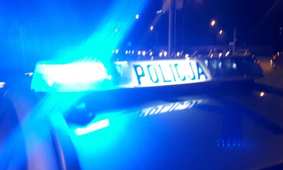 Pora wieczorna. Włączone sygnały na dachu radiowozu policyjnego.