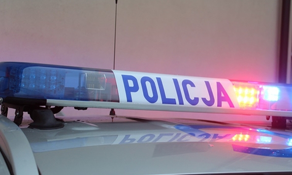 Sygnalizator z napisem Policja na radiowozie.