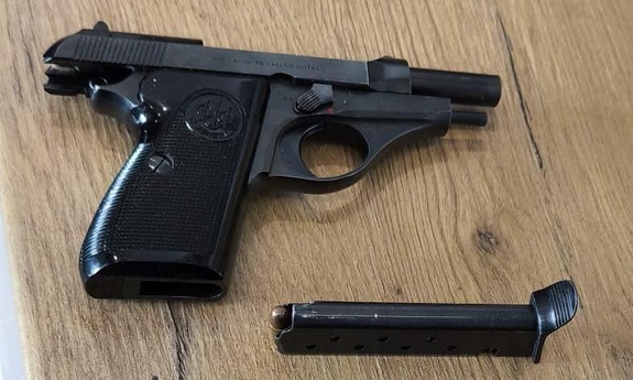 Zabezpieczona przez policjantów broń.