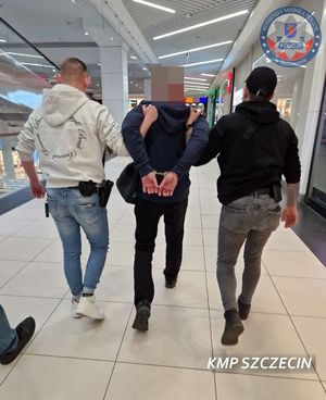 policjanci z zatrzymanym.
