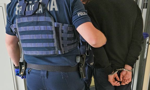 policjant z zatrzymanym.